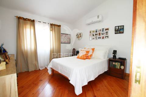 Moradia isolada com muito charme em lugar tranquilo