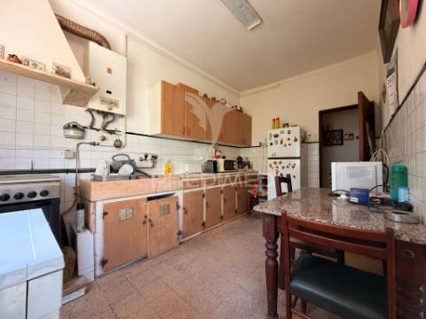 Apartamento t2+1 com terraço no centro de palmela