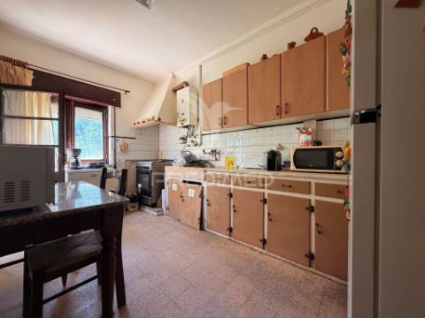 Apartamento t2+1 com terraço no centro de palmela