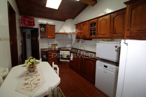 Moradia geminada t3 | centro da vila | pronta a habitar