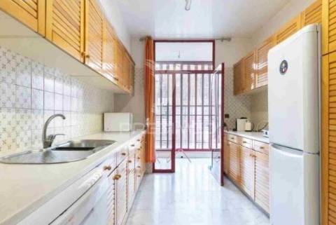 Apartamento t2 com elevador e estacionamento no centro de lisboa | arroios