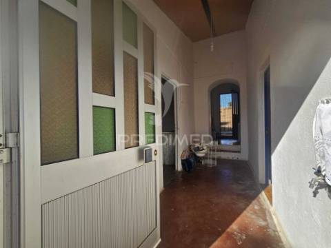 Moradia t3 com terreno urbano de 970 m² em vales mortos – serpa