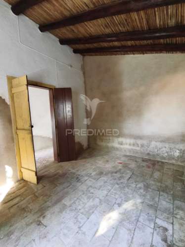 Casa térrea tradicional para recuperar com quintal e garagem - concelho de mértola
