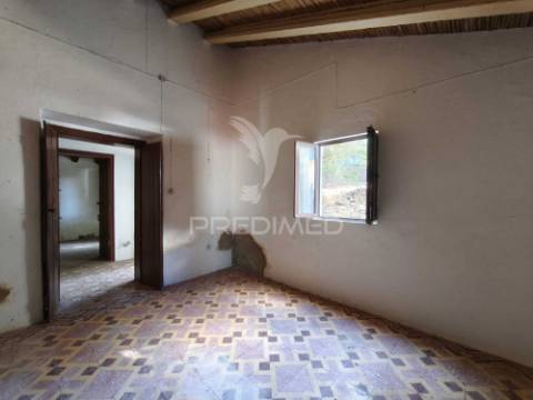Casa térrea tradicional para recuperar com quintal e garagem - concelho de mértola