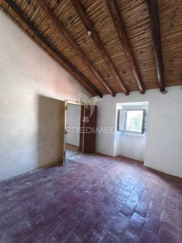Casa térrea tradicional para recuperar com quintal e garagem - concelho de mértola