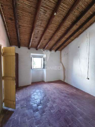 Casa térrea tradicional para recuperar com quintal e garagem - concelho de mértola