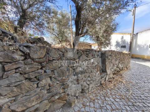 Casa térrea tradicional para recuperar com quintal e garagem - concelho de mértola