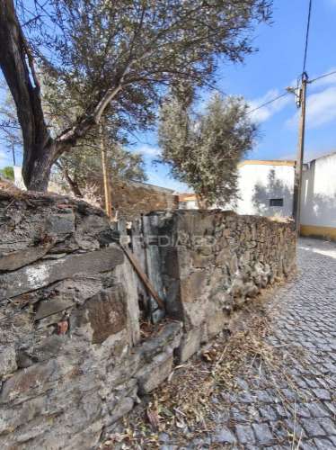 Casa térrea tradicional para recuperar com quintal e garagem - concelho de mértola