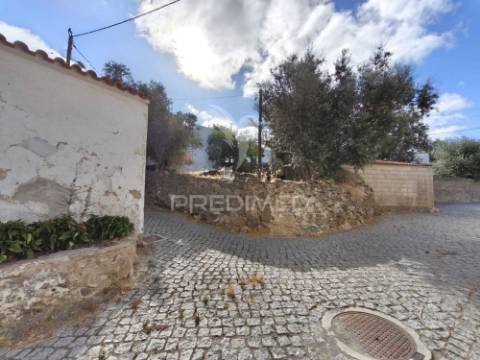 Casa térrea tradicional para recuperar com quintal e garagem - concelho de mértola
