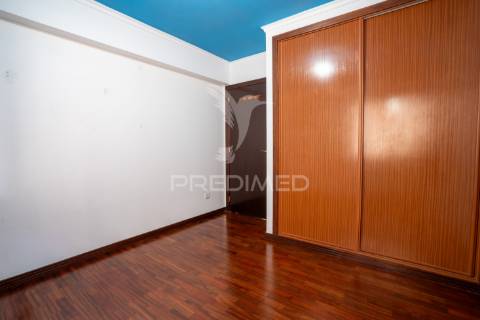 T2 moderno com logradouro e churrasqueira no caniço