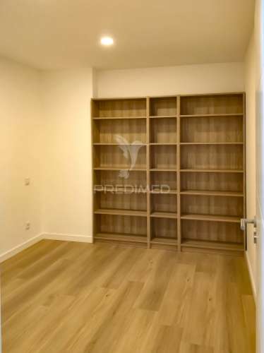 T2+1 moderno, mobilado e equipado | design contemporâneo e pronto a habitar