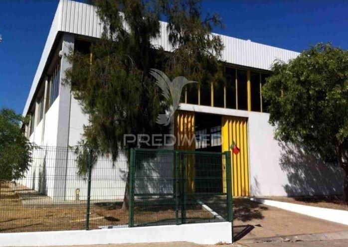 Armazém industrial com showroom e parqueamento | ermidas-sado