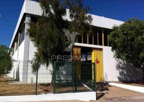 Armazém industrial com showroom e parqueamento | ermidas-sado
