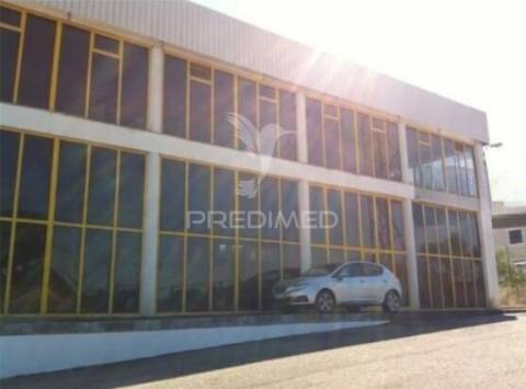Armazém industrial com showroom e parqueamento | ermidas-sado