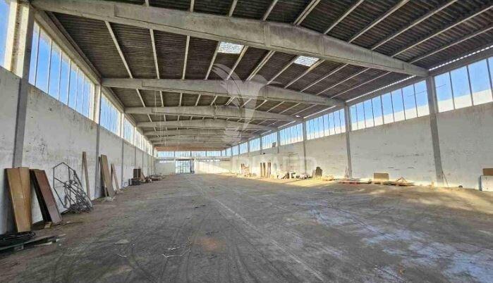 Armazém industrial com showroom e parqueamento | ermidas-sado