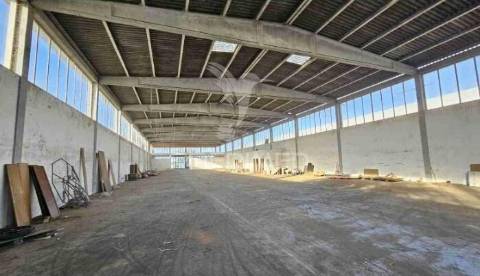 Armazém industrial com showroom e parqueamento | ermidas-sado