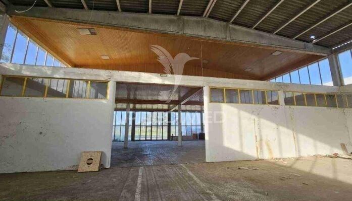 Armazém industrial com showroom e parqueamento | ermidas-sado