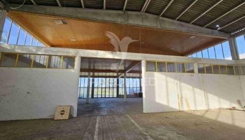 Armazém industrial com showroom e parqueamento | ermidas-sado