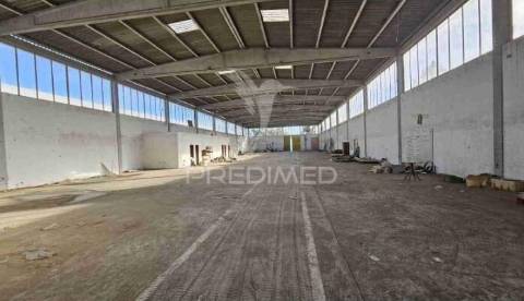Armazém industrial com showroom e parqueamento | ermidas-sado
