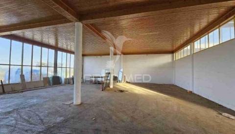 Armazém industrial com showroom e parqueamento | ermidas-sado