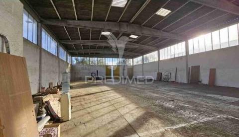 Armazém industrial com showroom e parqueamento | ermidas-sado