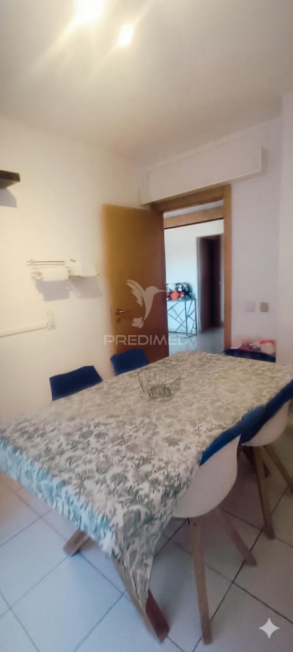 Excelente apartamento t4 com vista panorâmica e acessos premium – santo antónio da charneca, barreiro