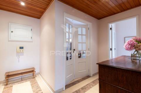 T3 remodelado com garagem box na costa da guia, cascais