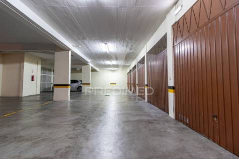 T3 remodelado com garagem box na costa da guia, cascais