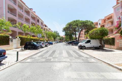T3 remodelado com garagem box na costa da guia, cascais