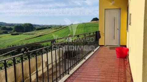 Freiria. torres vedras – moradia t3+2 remodelada com vista desafogada