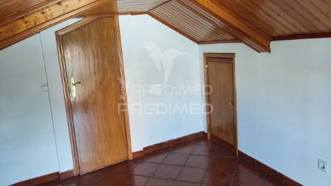 Freiria. torres vedras – moradia t3+2 remodelada com vista desafogada