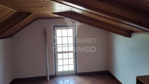 Freiria. torres vedras – moradia t3+2 remodelada com vista desafogada