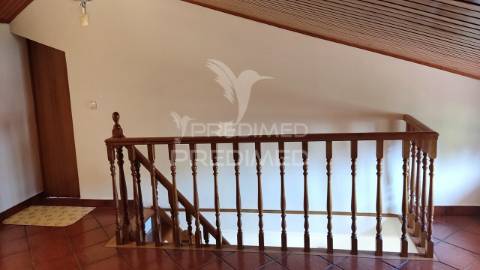 Freiria. torres vedras – moradia t3+2 remodelada com vista desafogada