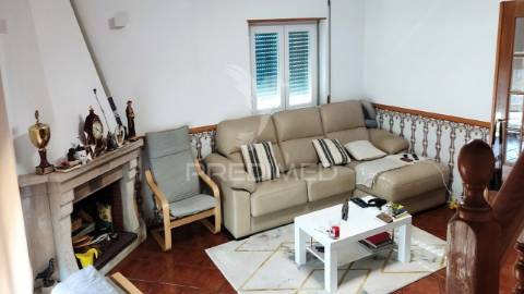 Freiria. torres vedras – moradia t3+2 remodelada com vista desafogada