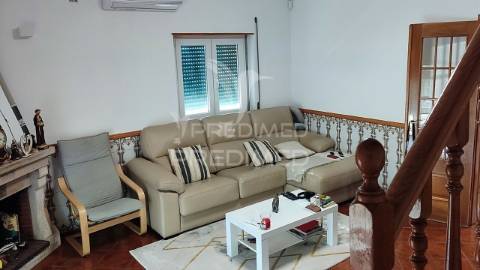 Freiria. torres vedras – moradia t3+2 remodelada com vista desafogada