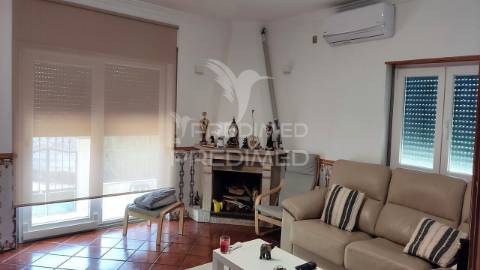 Freiria. torres vedras – moradia t3+2 remodelada com vista desafogada