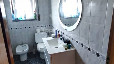 Freiria. torres vedras – moradia t3+2 remodelada com vista desafogada