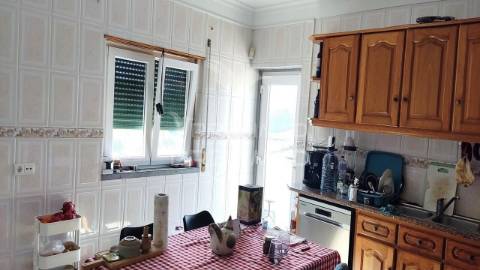 Freiria. torres vedras – moradia t3+2 remodelada com vista desafogada