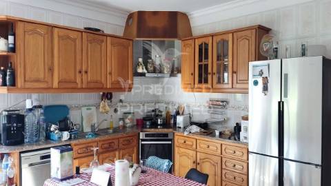 Freiria. torres vedras – moradia t3+2 remodelada com vista desafogada