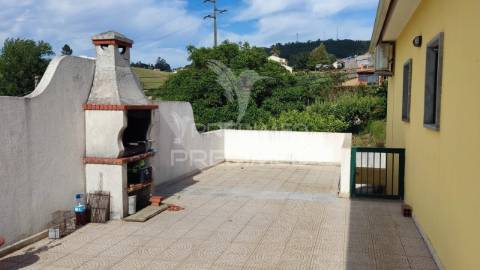 Freiria. torres vedras – moradia t3+2 remodelada com vista desafogada