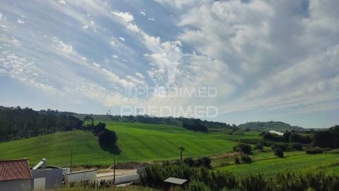 Freiria. torres vedras – moradia t3+2 remodelada com vista desafogada