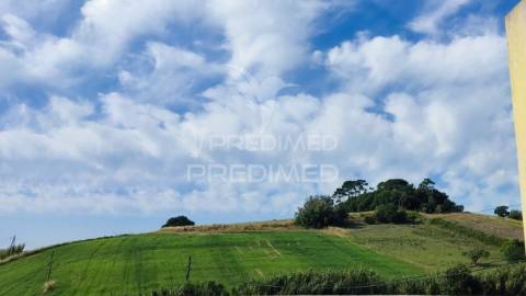 Freiria. torres vedras – moradia t3+2 remodelada com vista desafogada