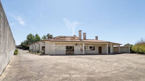 Moradia térrea de prestígio com jardim interior,  4 suítes e arquitetura de charme