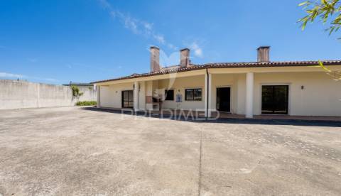 Moradia térrea de prestígio com jardim interior,  4 suítes e arquitetura de charme