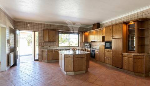 Moradia térrea de prestígio com jardim interior,  4 suítes e arquitetura de charme