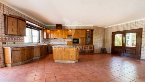 Moradia térrea de prestígio com jardim interior,  4 suítes e arquitetura de charme