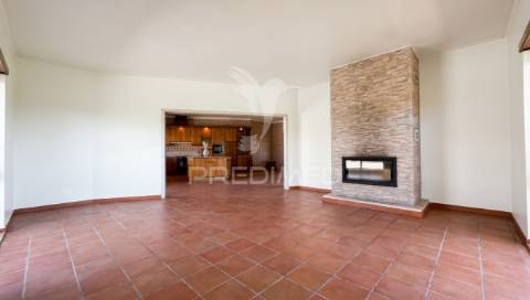 Moradia térrea de prestígio com jardim interior,  4 suítes e arquitetura de charme