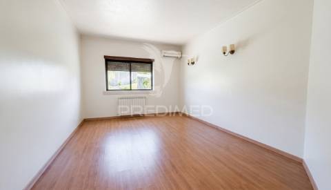 Moradia térrea de prestígio com jardim interior,  4 suítes e arquitetura de charme