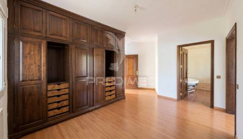Moradia térrea de prestígio com jardim interior,  4 suítes e arquitetura de charme
