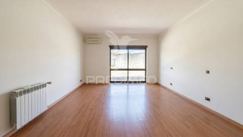 Moradia térrea de prestígio com jardim interior,  4 suítes e arquitetura de charme